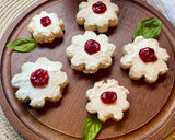 Foto del paso 3 de la receta: Tostadas en forma de flor con mermelada de frambuesa y queso crema