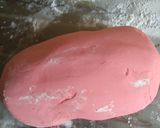 A picture of step 2 of Coloring fondant.