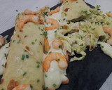 Foto del paso 5 de la receta: Crepes rellenos de repollo y langostinos con bechamel de queso