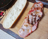 Foto del paso 3 de la receta: Bocadillo de lomo adobado con pimiento, cebolla y queso