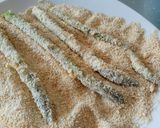 A picture of step 2 of Deep fried asparagus.