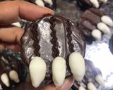 Foto del paso 3 de la receta: Alfajorcitos de chocolate para candy bar dinosaurios 🦖