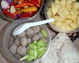 Foto langkah ke 1 dari resep Sambel goreng bola bola daging.