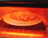 Hình bước làm 4 của món Bánh pizza mực,xúc xích,tôm,ớt chuông và hành tây