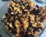Une image de l'étape 1 de Salade composée betteraves jambon blanc pommes roquette tomates raisins roquefort curry et miel.