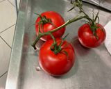 Une image de l'étape 1 de Salade composée de tomates et persil à la mozzarella di buffala et crème de balsamique.