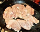 Foto del paso 6 de la receta: Medallón de pollo con hongos y puerro en colchón de panceta crispy