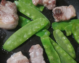 Foto del paso 2 de la receta: Arroz con costilla, tirabeques y ajos tiernos