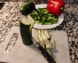 Foto del paso 2 de la receta: Merluza en salsa de tomate y verduras con queso