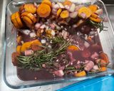 Une image de l'étape 3 de Rôti de cerf mariné au vin, légumes et herbes.