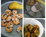A picture of step 3 of Scrumptious thai shrimps soup with red sauce bread.