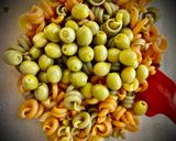 Foto del paso 2 de la receta: Trottole tricolore picante con bonito y alcaparras