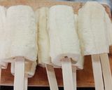 Foto langkah ke 2 dari resep Banana Corndog.