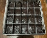 Foto langkah ke 4 dari resep Fudgy Brownies Hias Loyang 20 cm.