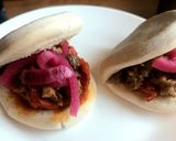 Foto del paso 3 de la receta: Pan bao relleno de sobrasada picante, carrillera guisada y cebolla morada encurtida