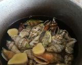A picture of step 3 of Aninikad / Seasnail Garlic Butter Stirfry.