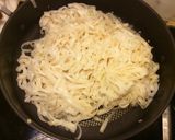 Hình bước làm 2 của món Phở trộn kiểu Spaghetti
