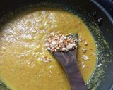 A picture of step 3 of Khoya & suji halwa with vanilla flavour.