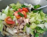 Foto langkah ke 2 dari resep Tumis jamur merang + sawi putih.