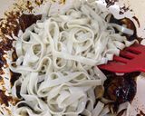 Gambar langkah 3 resipi Pan Mee Goreng.