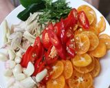 Hình bước làm 2 của món Chân gà rút xương ngâm sả quất