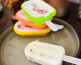 Foto del paso 2 de la receta: Polo de yogur y mermelada con tropezones 🍓 🍡 🌞
