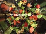 Ensalada de aguacate, fresones y nueces