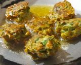 A picture of step 4 of Palak pakoda.