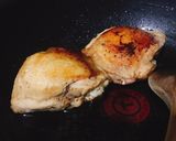 รูปขั้นตอนการทำที่ 1 ของ ไก่ตุ๋นซอสพริกศรีราชา อร่อยง่ายๆ แบบงงๆ