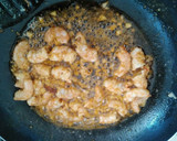 Foto del paso 4 de la receta: Pasta con langostinos y gulas
