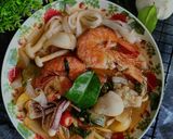 Gambar langkah 5 resipi Kuetiau Tomyam Seafood.