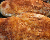 Foto del paso 4 de la receta: Pechugas de pollo jugosas, al horno
