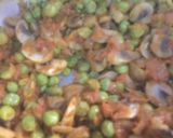 A picture of step 5 of Dry Mushroom Mater Masala.