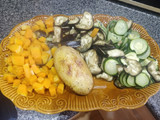 Costillas al horno con verduras y patata asada