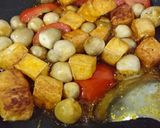 A picture of step 2 of Vegetarian Bún Riêu.