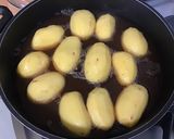 Une image de l'étape 3 de Pommes de terre roseval confites au jus de prunes et bouillon de champignons.