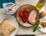 Foto del paso 1 de la receta: Tostada con lomo adobado, queso cottage, tomate, huevo cocido y cebolla frita