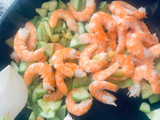 Pasta con calabacín y gambas