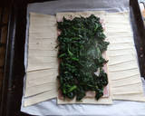 Foto del paso 3 de la receta: Empanada de espinacas y beicon