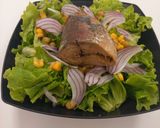 Foto del paso 2 de la receta: Ensalada de Caballa  con Lechuga, Choclo y Tomate