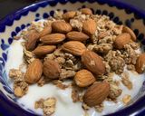 Foto del paso 4 de la receta: Yogur con granola y almendras