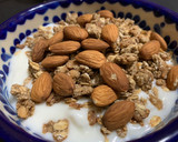 Foto del paso 4 de la receta: Yogur con granola y almendras