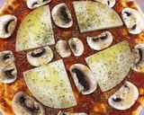 Une image de l'étape 2 de Pizza au fromage champignons de Paris.