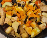 Foto del paso 5 de la receta: Salteado de pollo con calabacín, berenjena y zanahorias al curry