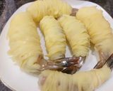 Hình bước làm 2 của món Tôm cuộn khoai tây chiên