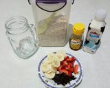 Foto langkah ke 1 dari resep Overnight Oat (Banana, Strawberry and Raisin).