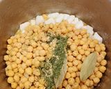 Foto del paso 3 de la receta: Garbanzos con calamares y patatas en olla rápida