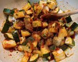 Cukkinis, fűszeres csirkemáj recept fázis 4 fotója