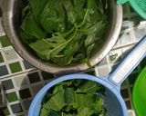 Foto langkah ke 2 dari resep Sayur Bening: Bayam, Selada dan Wortel.