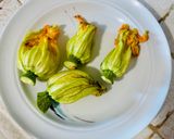 A picture of step 3 of Stuffed zucchini flowers.